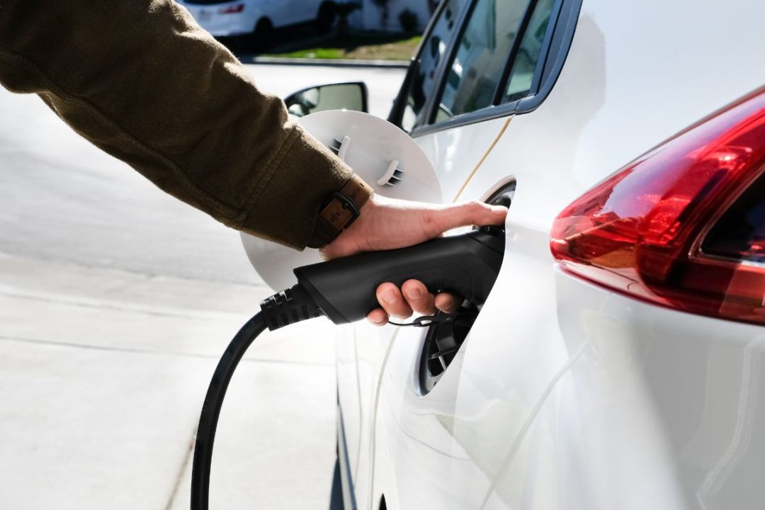 Recharge voiture électrique en ville