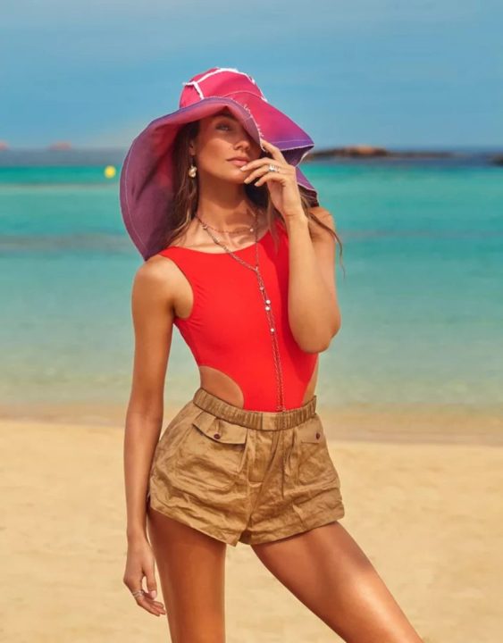 Pas besoin d’un dressing étoffé pour être belle à la plage.