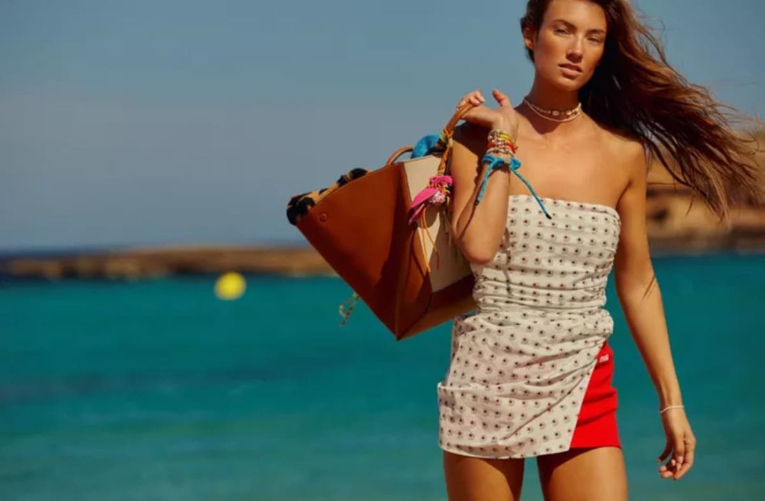 Robe légère, paréo, short et quelques bracelets colorés.
