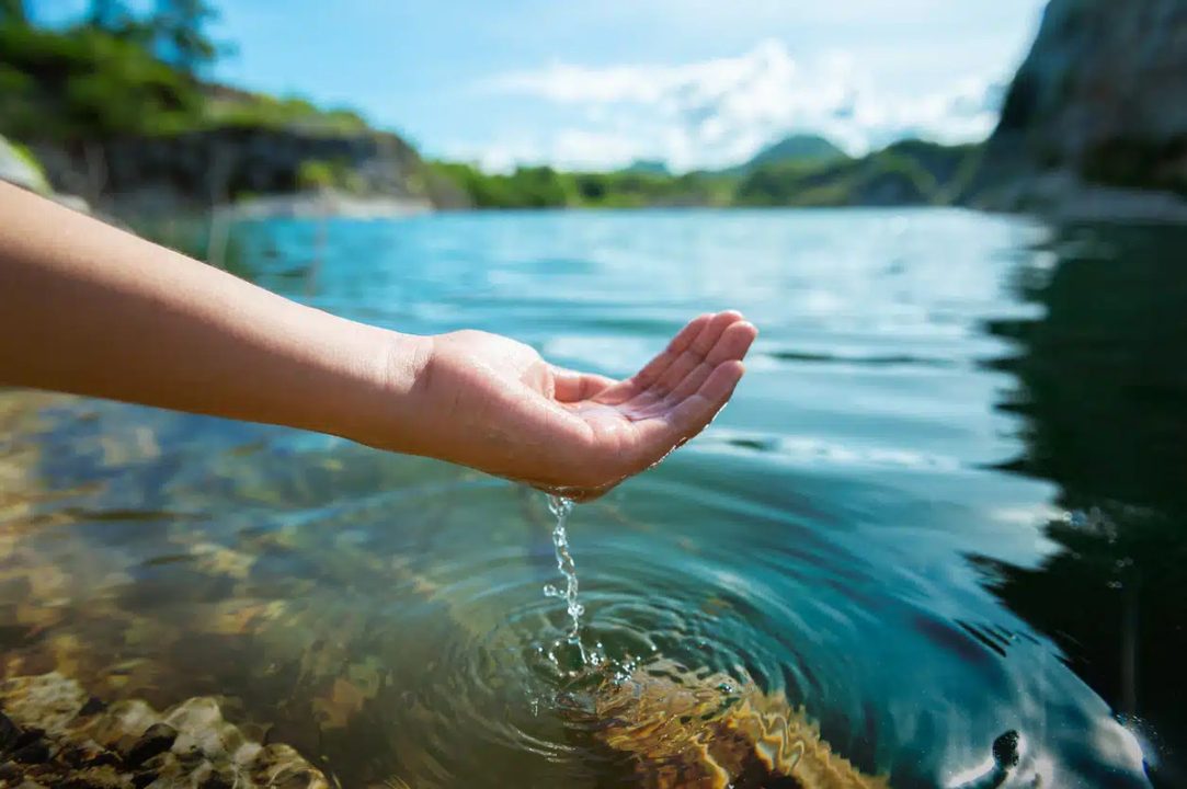 Eau de lac de montagne