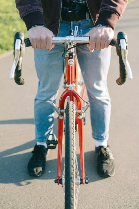 Vérifiez l’état de la selle et du guidon