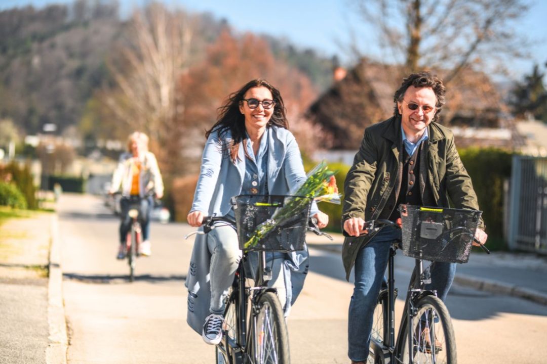 Personnes heureuses à vélo