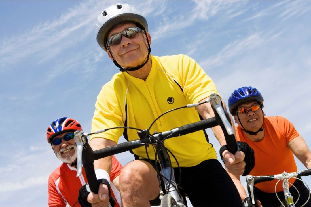 Séniors à vélo pédalant vigoureusement