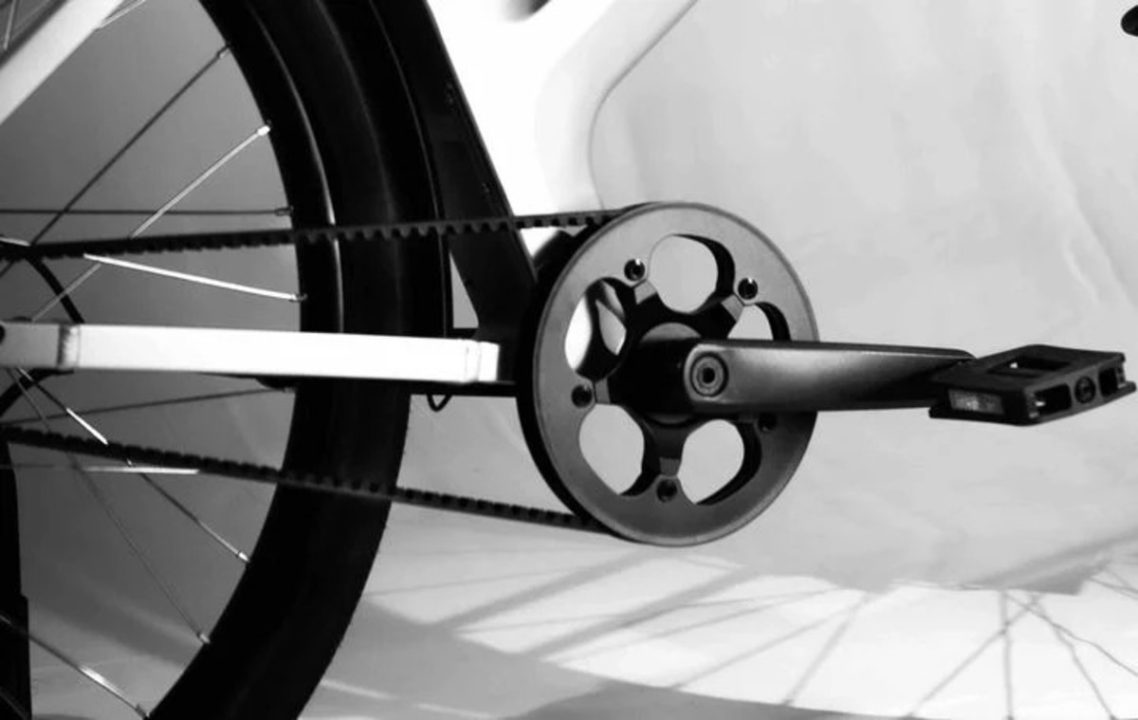 Le vélo Anod Hybrid 2 dispose d'une couroie et d'un moteur