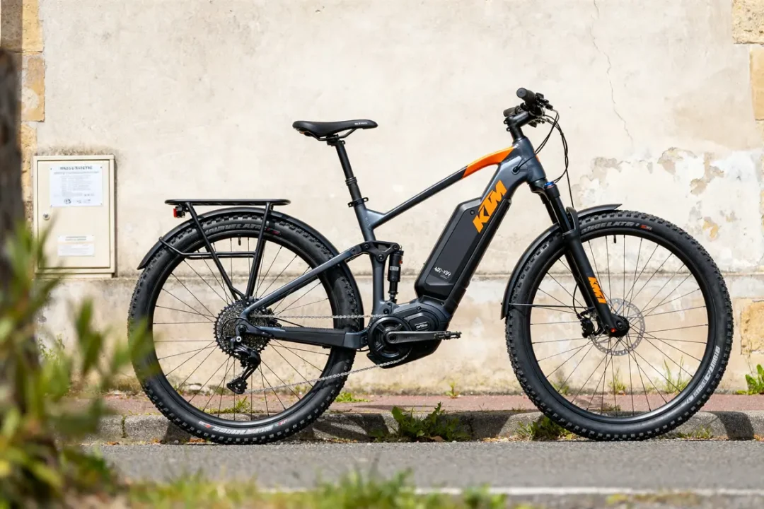 Vélo électrique KTM sur une route devant un mur en extérieur