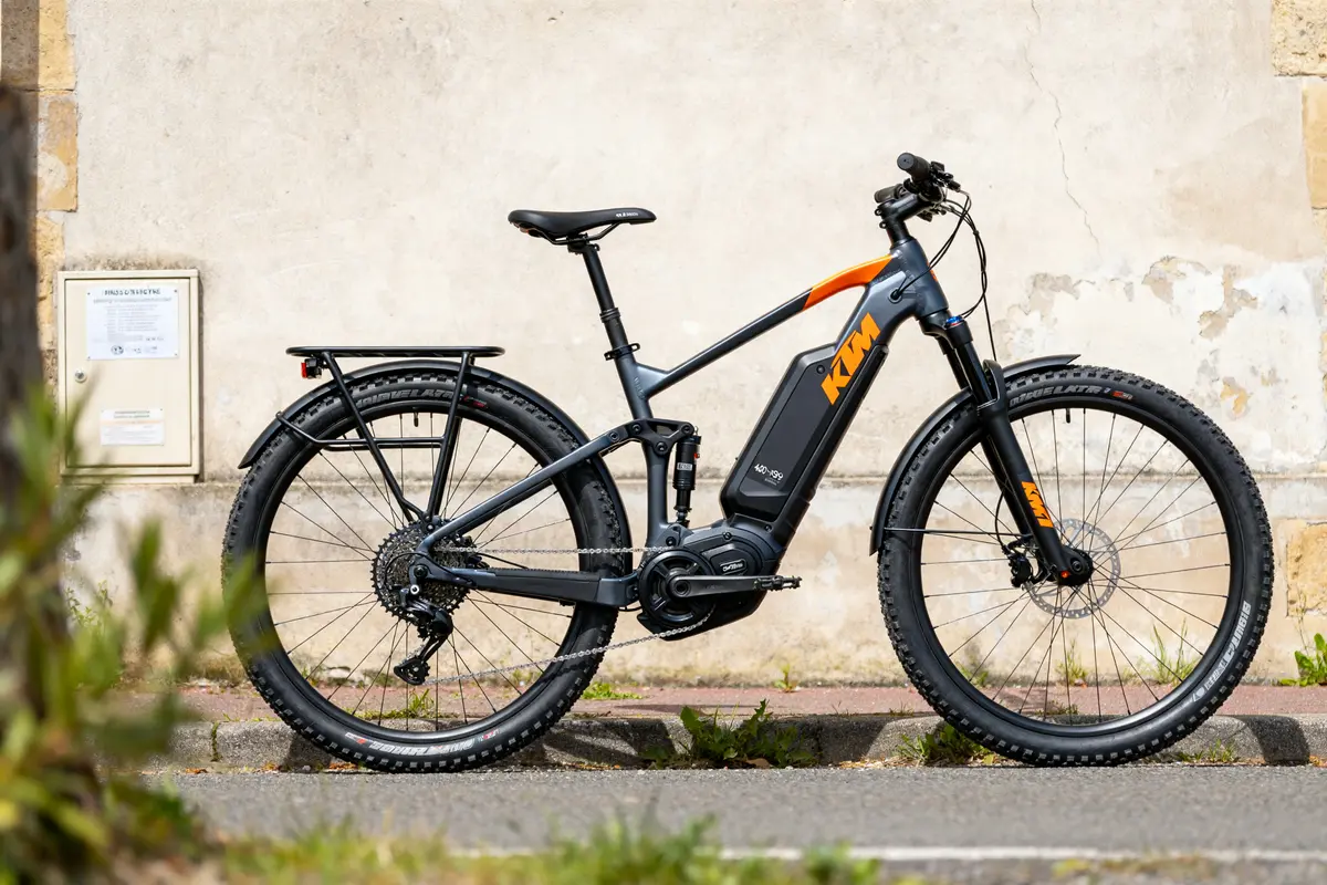 Vélo électrique KTM sur une route devant un mur en extérieur