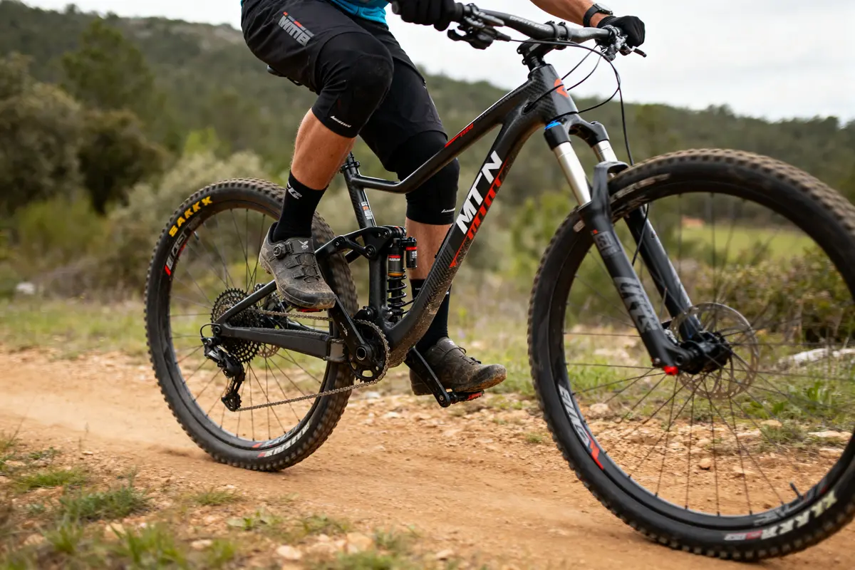 Vélo tout-terrain MTN MTB sur sentier forestier avec cycliste en pédalage dynamique