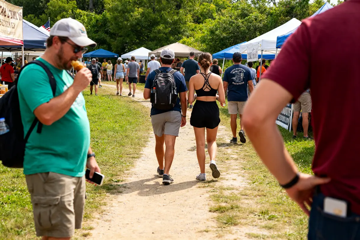 Des visiteurs déambulent dans un marché en plein air animé dans le Maryland Maryland
