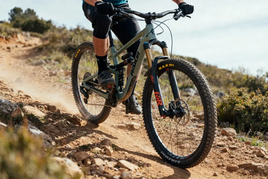 Cycliste roulant sur un sentier de montagne avec un VTT Radon Bike performant