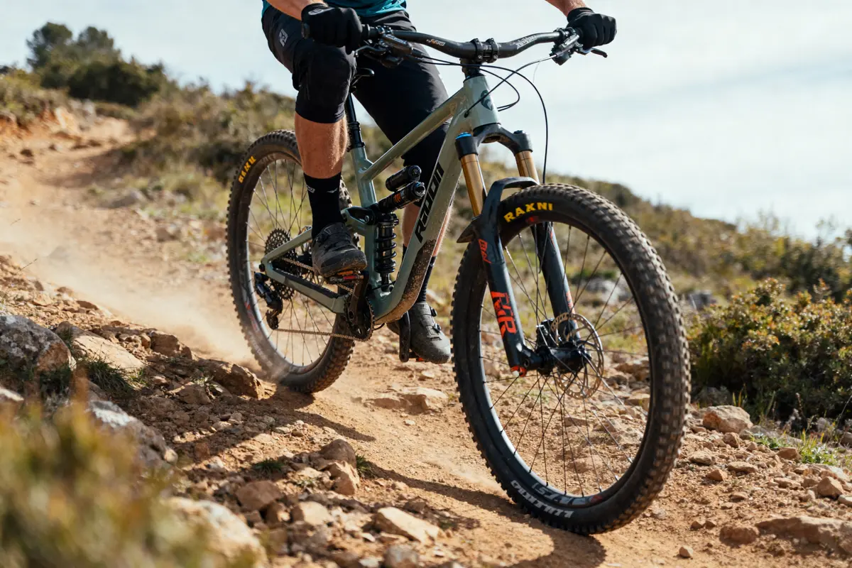 Cycliste roulant sur un sentier de montagne avec un VTT Radon Bike performant