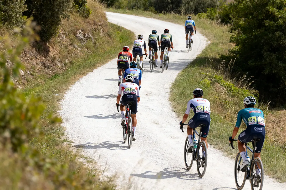 Cyclistes sur une route blanche lors de Strade Bianche 2025 TV en plein effort