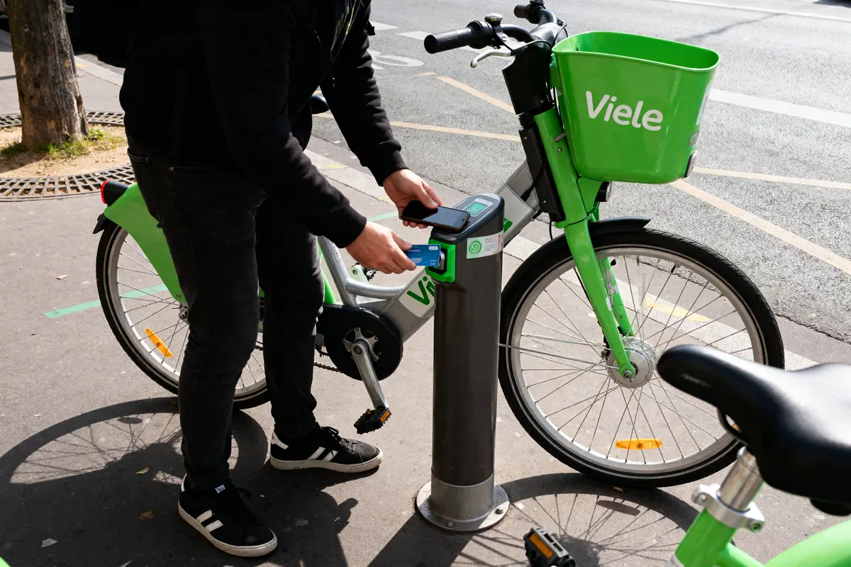 Personne utilisant une borne pour savoir comment prendre un velib avec carte bleue