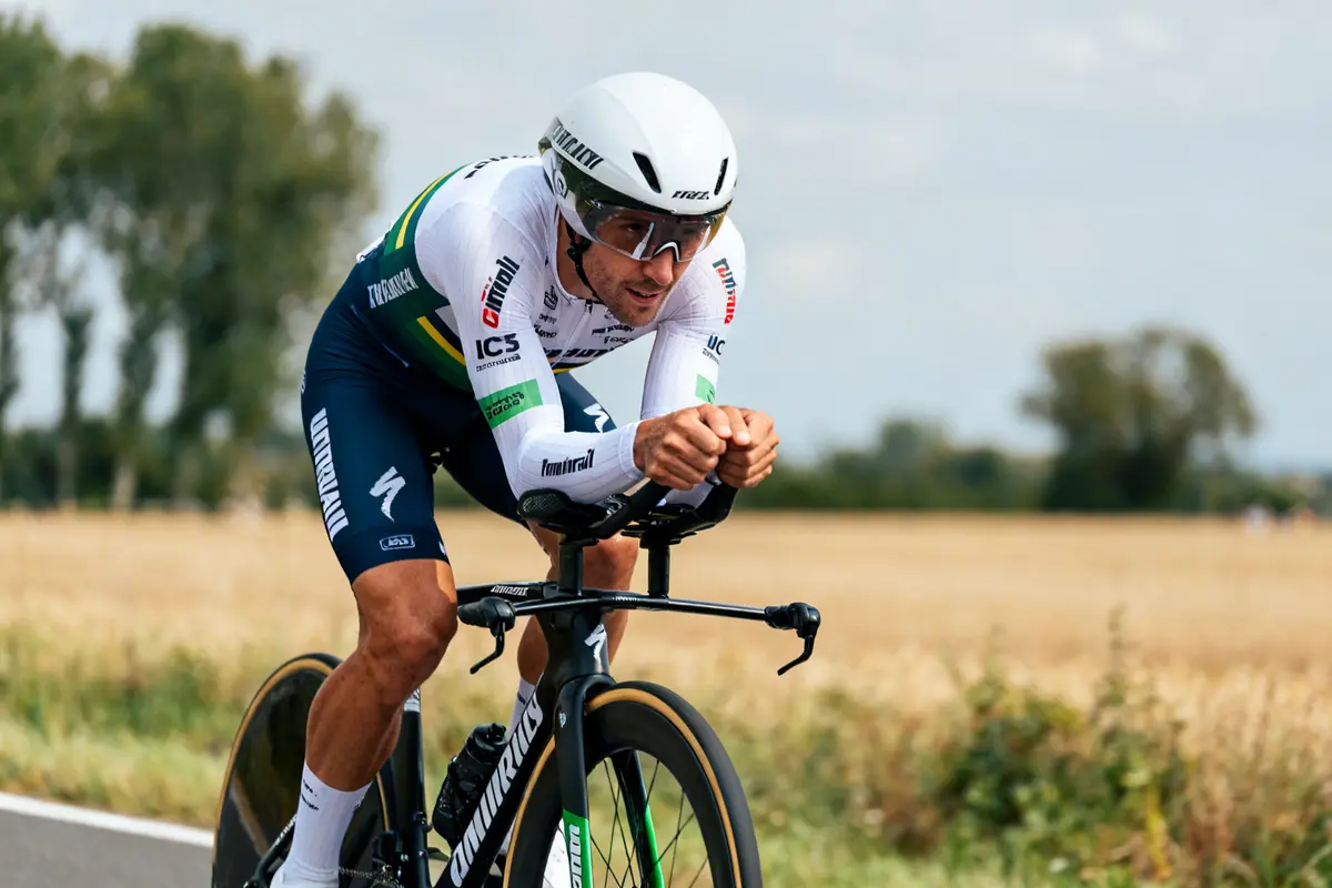 Un cycliste en compétition sur route avec Bruno Armirail en tenue de course.