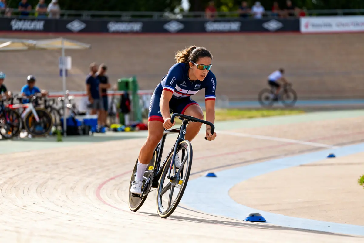 Cycliste Marion Borras en compétition sur piste cyclable lors d'une course de vélodrome