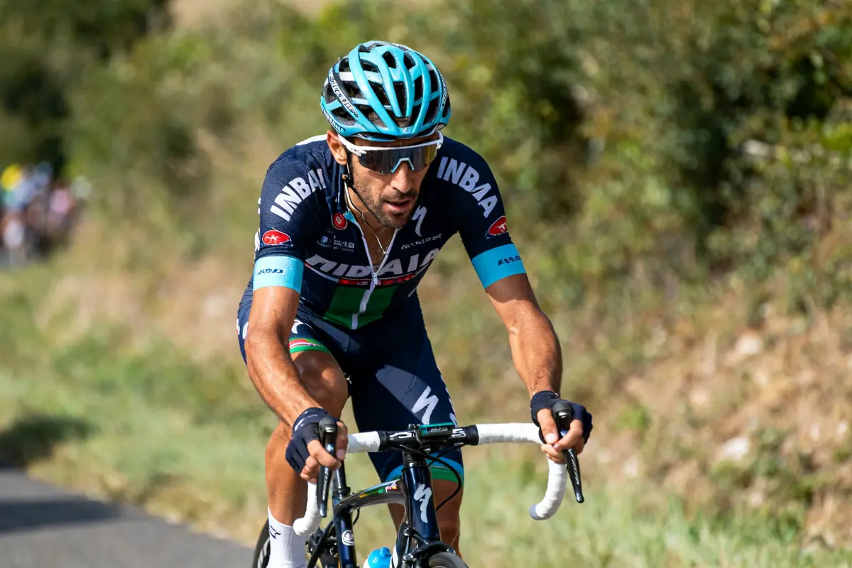 Cycliste en action, portant un maillot INBAIA, représentant Nibali sur route ensoleillée