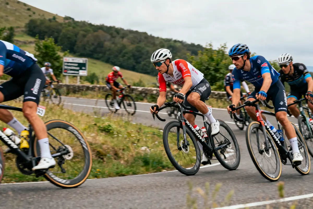 Cyclistes en action lors du Tour du Pays Basque 2025 sur route vallonnée
