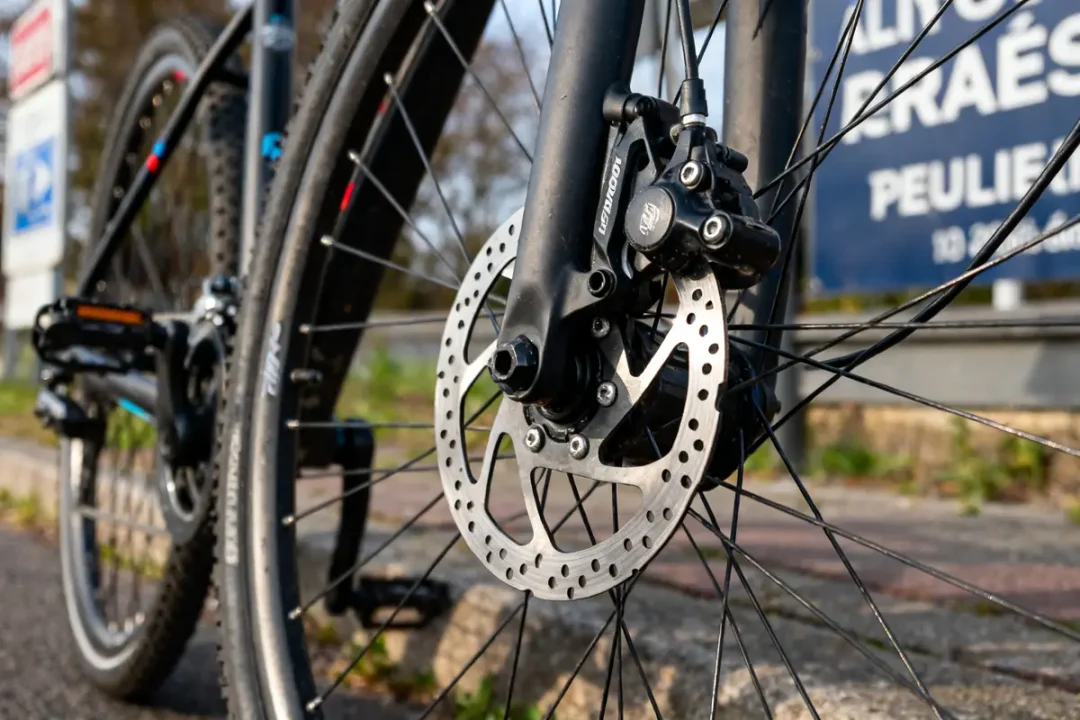 Détail d'un frein vélo disque sur roue avant de vélo moderne en extérieur