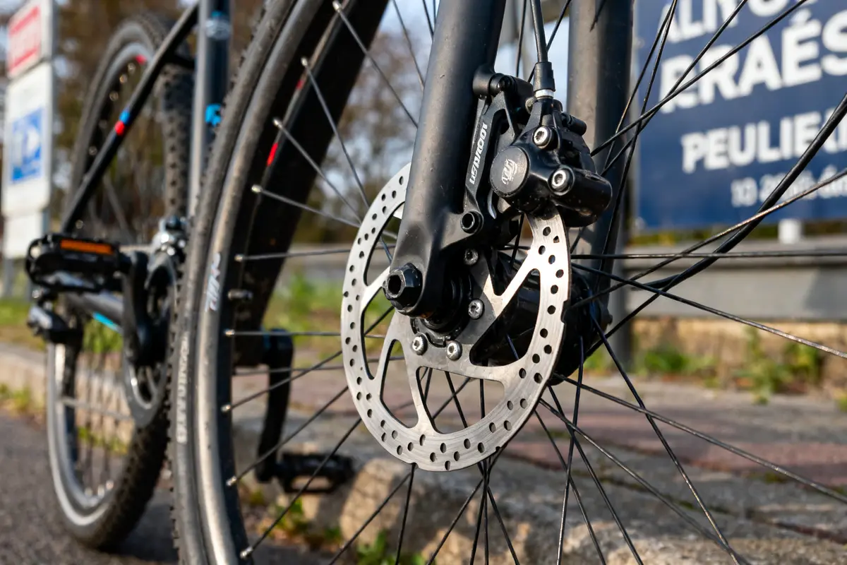 Détail d'un frein vélo disque sur roue avant de vélo moderne en extérieur