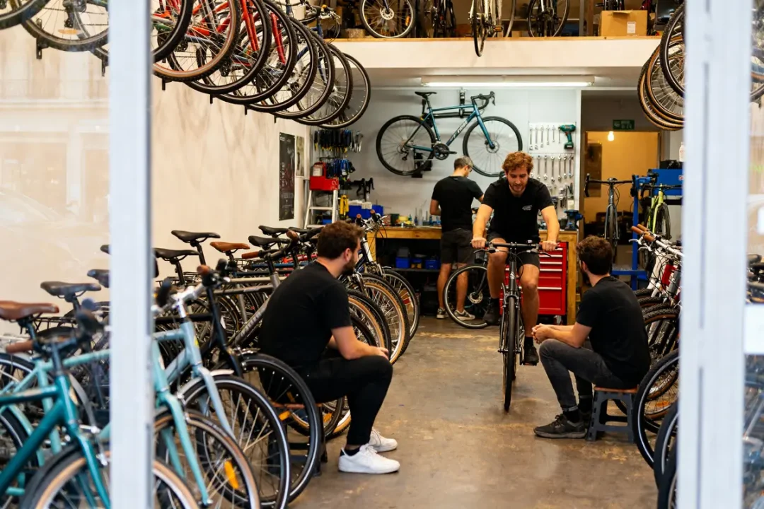 Magasin de vélos avec clients et techniciens à Culture Vélo dans le 12ème arrondissement de Paris