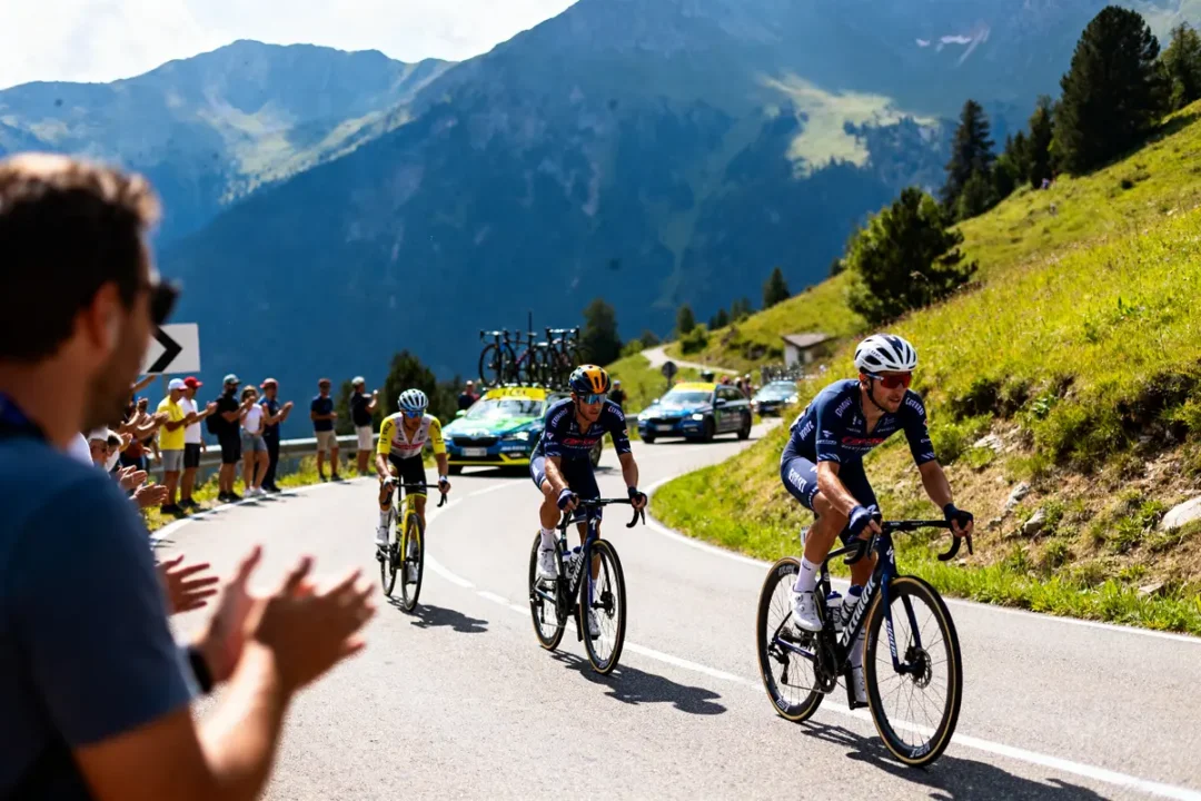 Cyclistes en course dans les montagnes, événement Dauphiné Libéré 2025 en direct