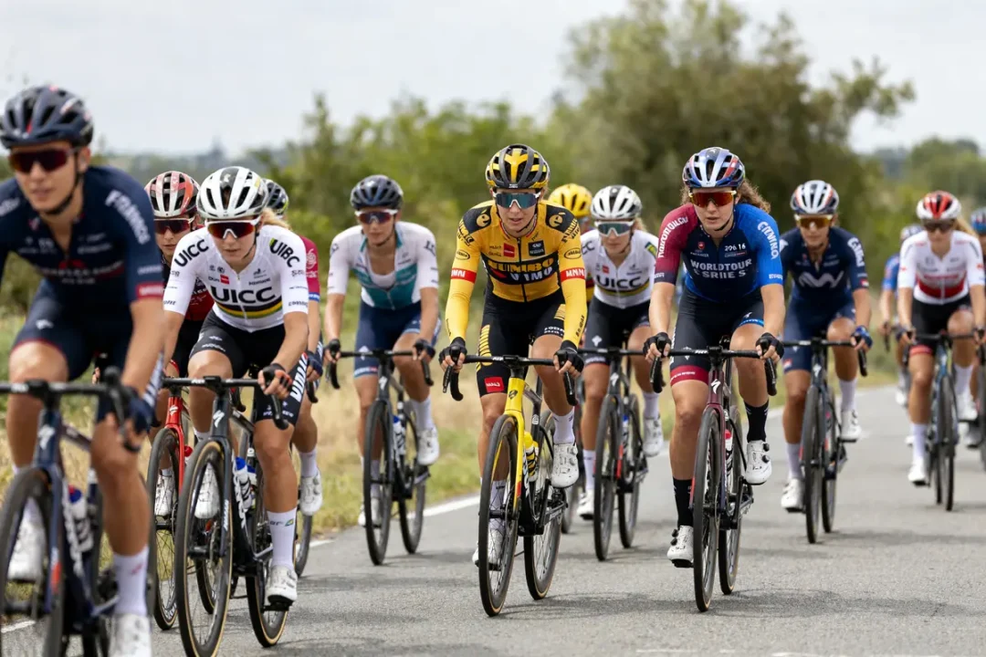 Cyclistes en compétition sur route pendant la course du calendrier UCI annuel.