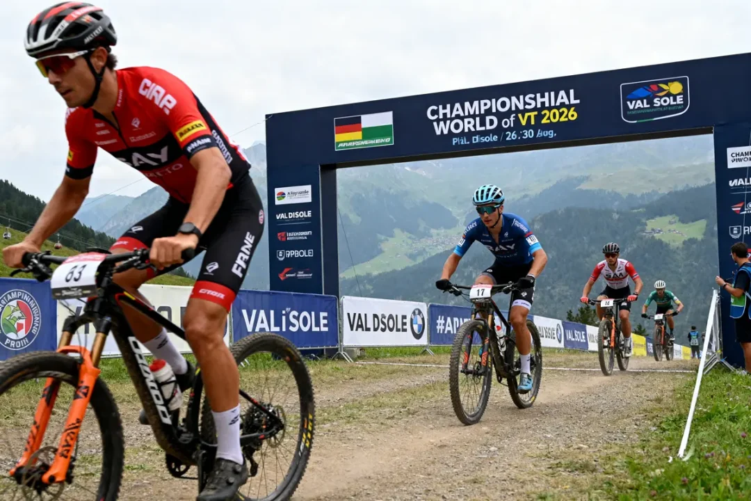 Cyclistes en compétition au championnat du monde de VTT 2026 dans les montagnes alpines