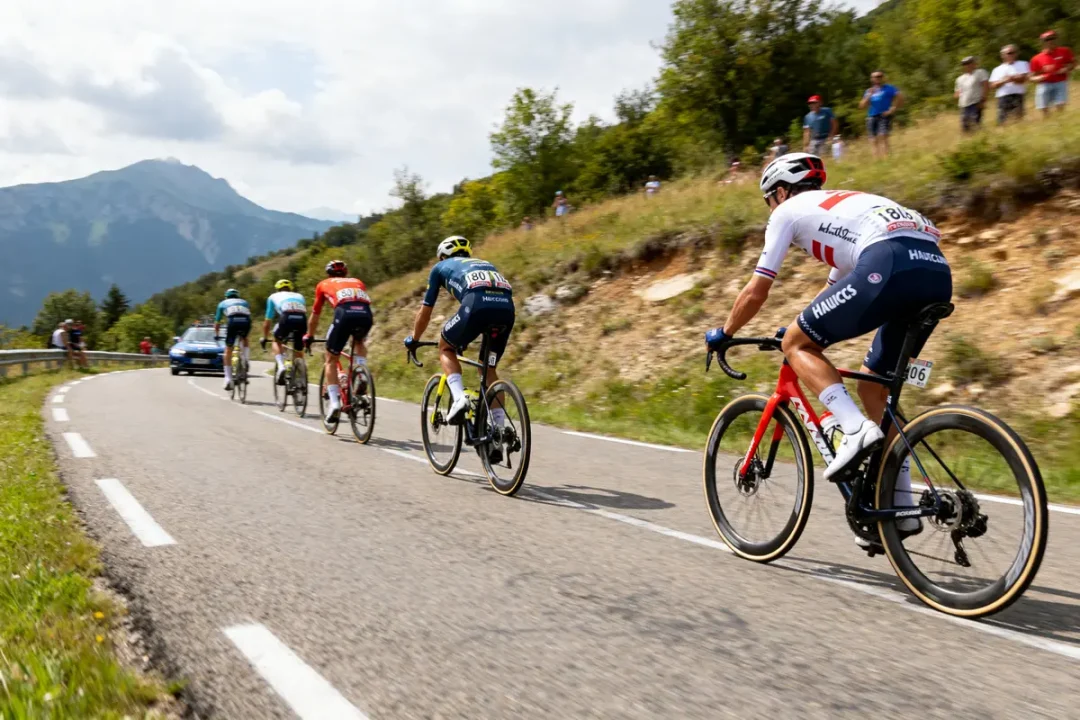 Cyclistes gravissant col montagneux lors de l'étape 12 du Tour de France 2025