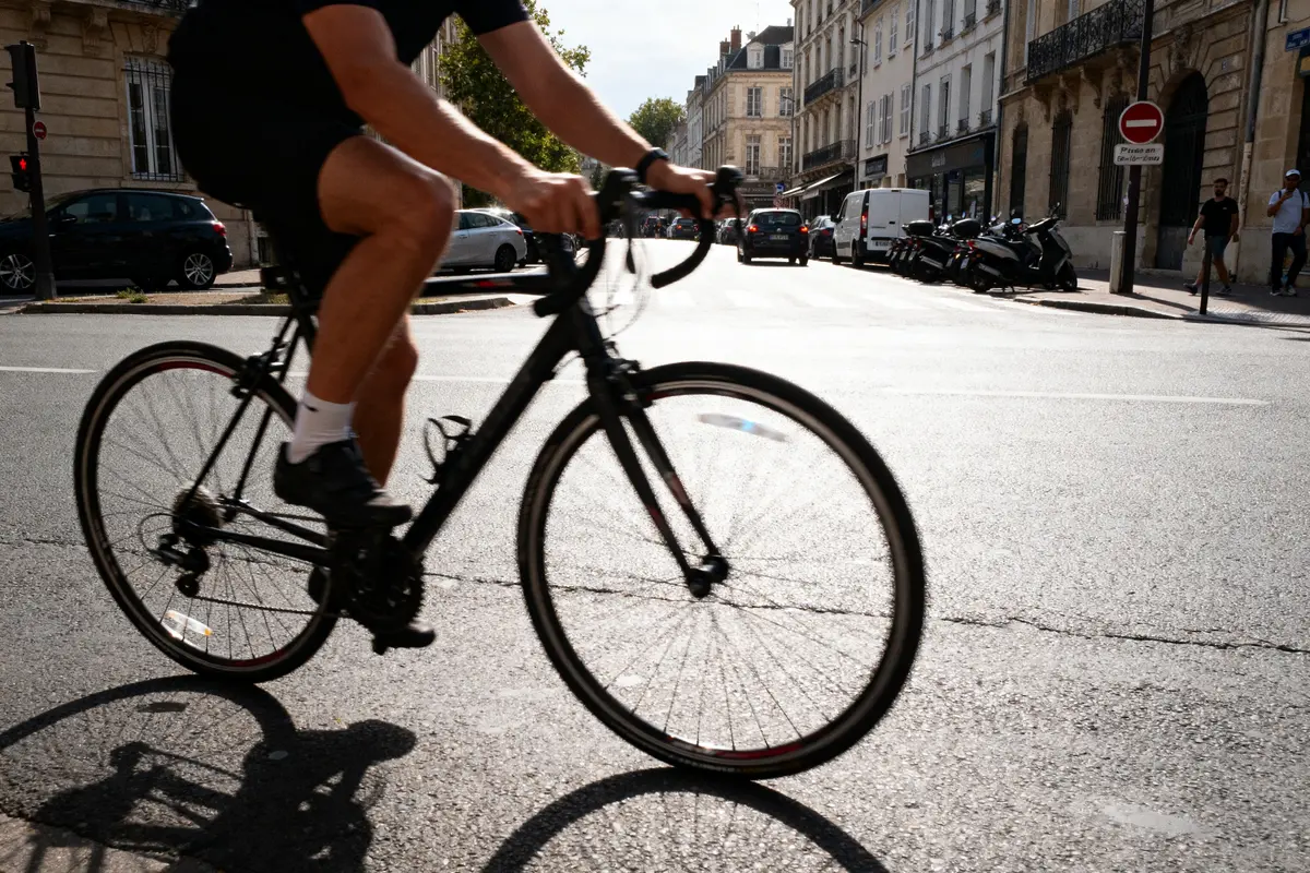 Cycliste en ville illustrant la vitesse moyenne à vélo sur route urbaine en journée